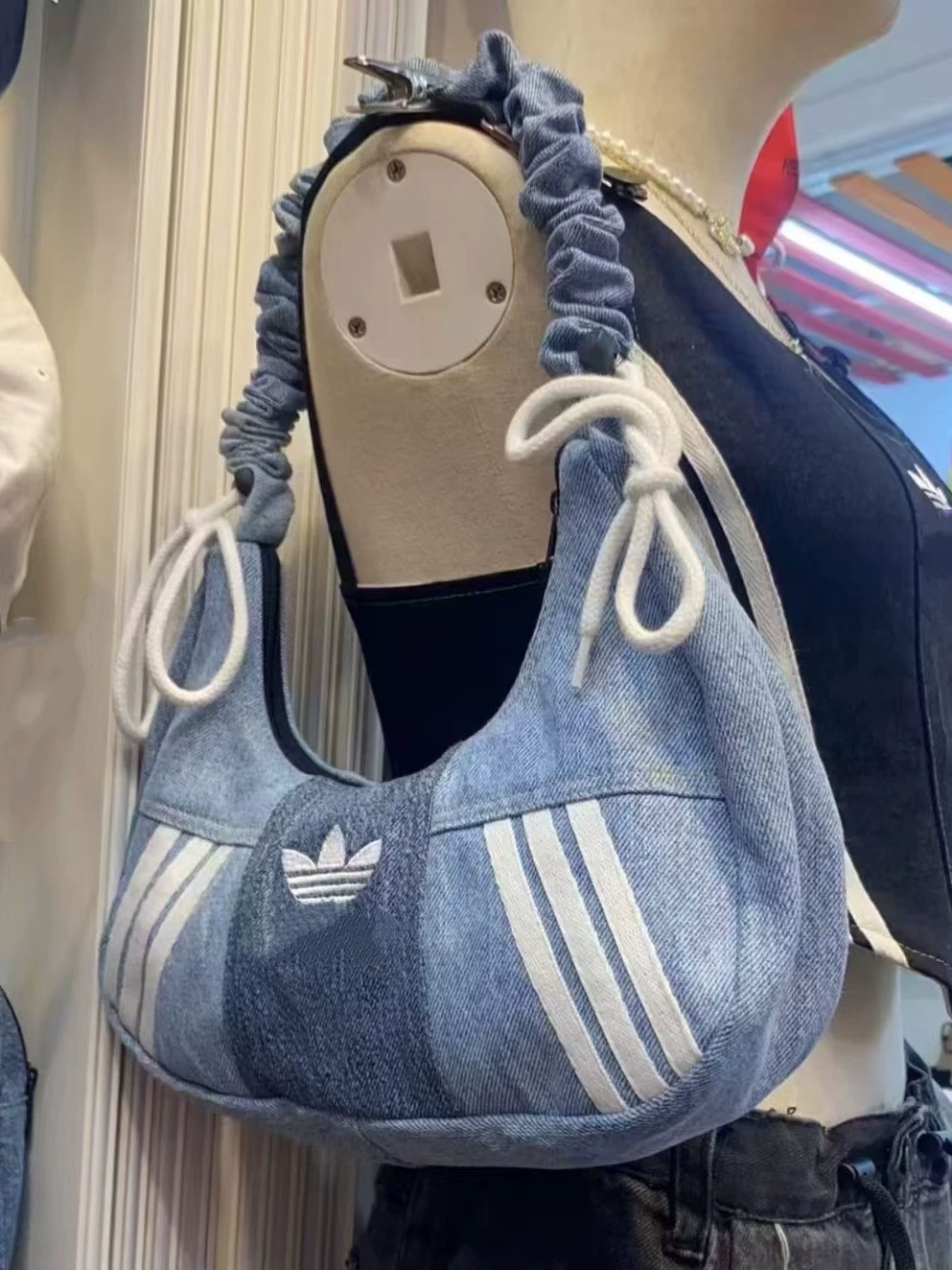 Сумка-пахвовка (Adidas) clover плиссированная, холщовая с контрастными полосами, 25×7×13 см