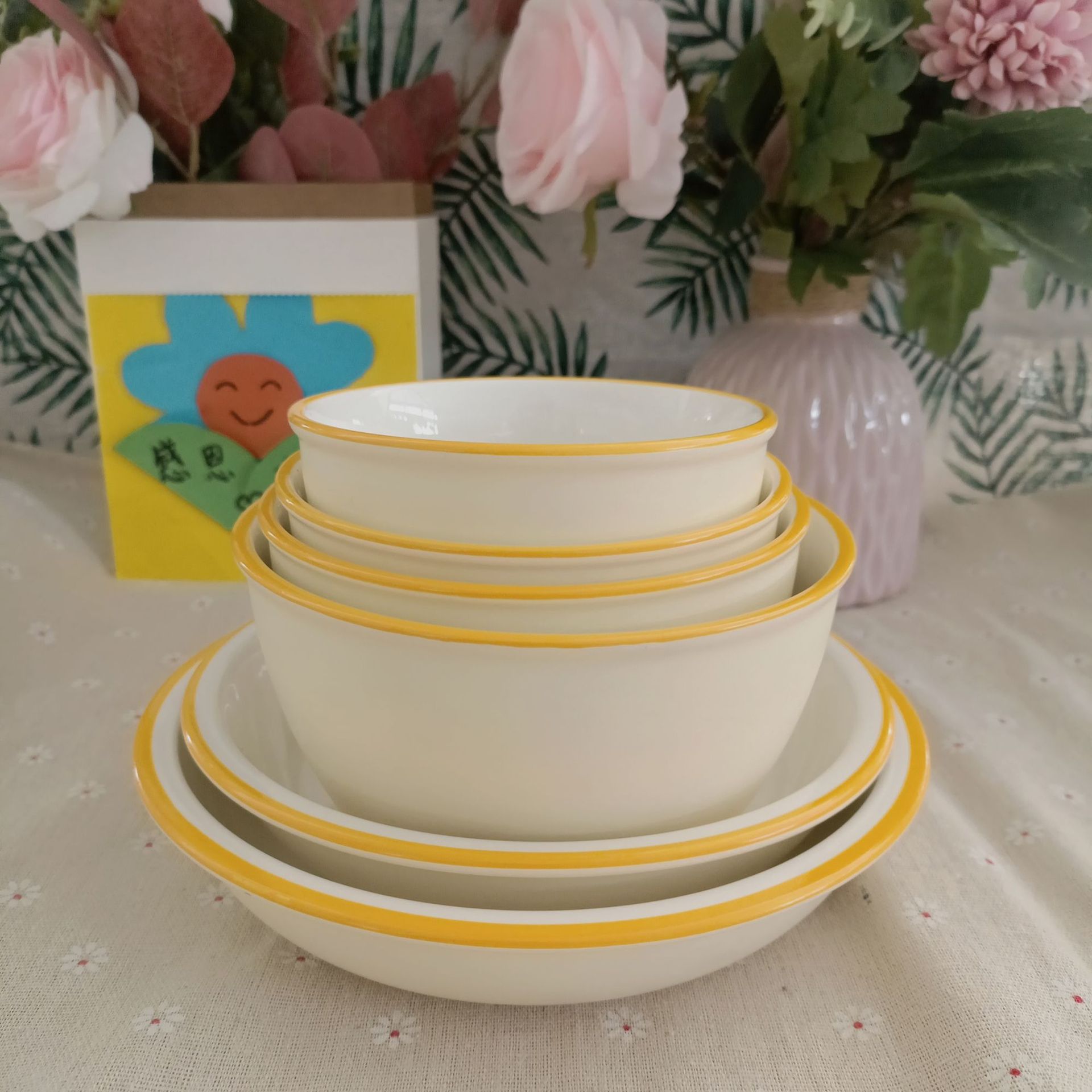 Nueva llegada creativa borde amarillo esmalte de azúcar porcelana plato de tazón hogar leche plato de arroz amarillo plato de ensalada plato de arroz plato de tazón creativo