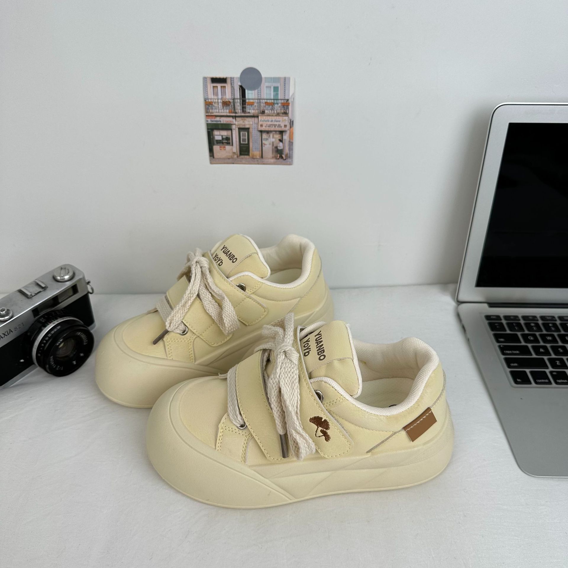 Zapatos de suela gruesa de ondas largas, zapatos blancos de altura baja de mujer, zapatos de pan de primavera coreanos, zapatos de cabeza grande generales