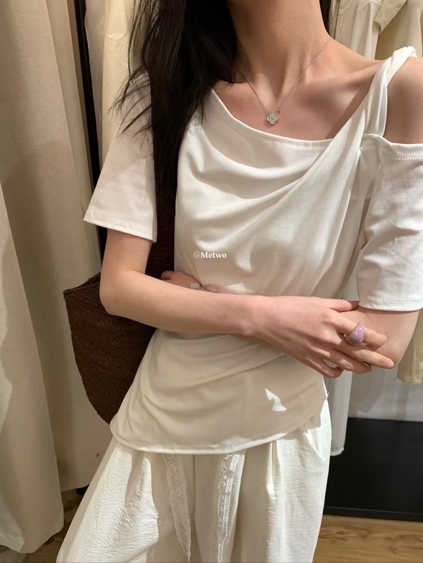 METO デザインニッチオフショルダー Tシャツ女性のための 2025 夏の新しい半袖ベベルスリムカジュアルトップ|undefined