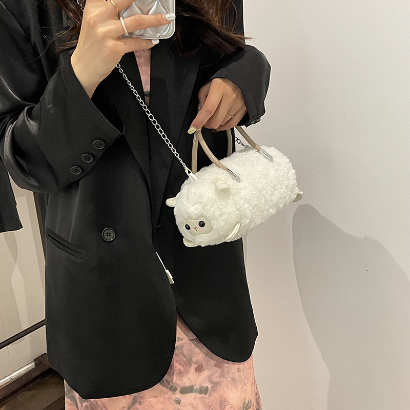 카피 발라 메신저 백 팬더 봉제 배낭 여성의 2024 새로운 귀여운 카피 바라 통근 손 어깨 가방