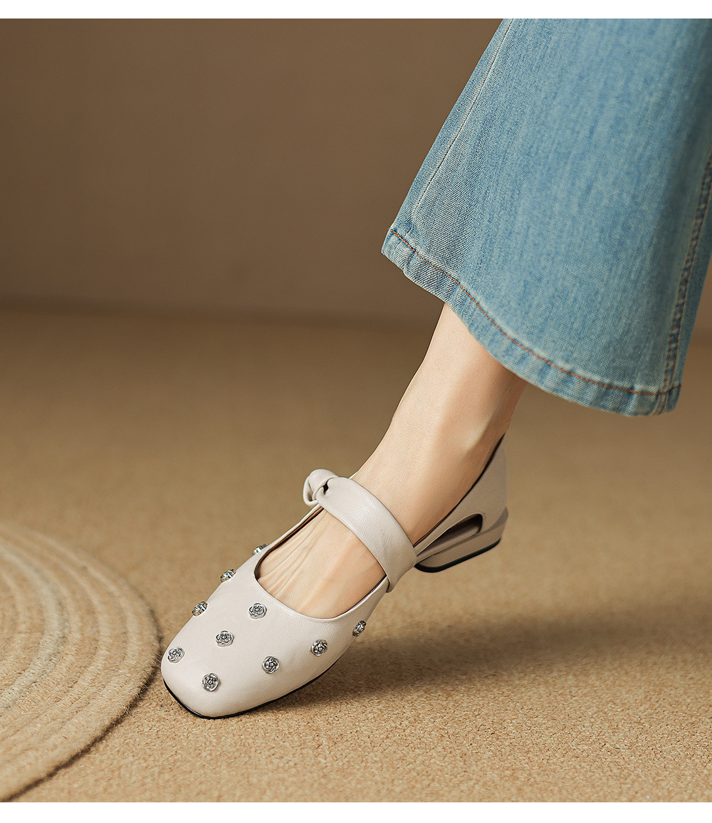 Sandal nữ da cừu đinh tán hoa rỗng mũi tròn kiểu ballet quai ngang đế bệt — đen chi tiết 13