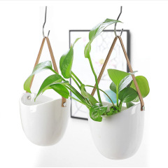 北欧の白い陶磁器の花器がぶら下がっています。