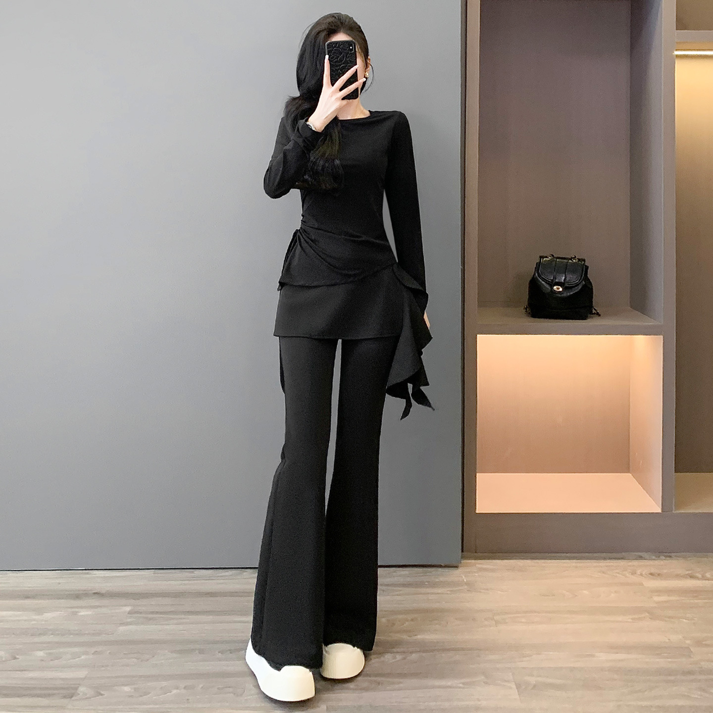 Very Stylish Women's Sportswear Set for Spring 2026, New Korean Style, Slimming and Age-Reducing Design, Micro-Flared Pants Three-Piece Set