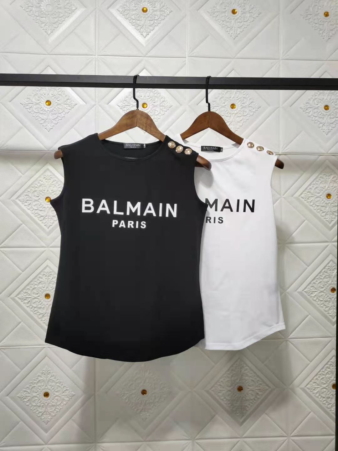 Balmain üslubunda qolsuz pambıq futbolka, qadın üçün