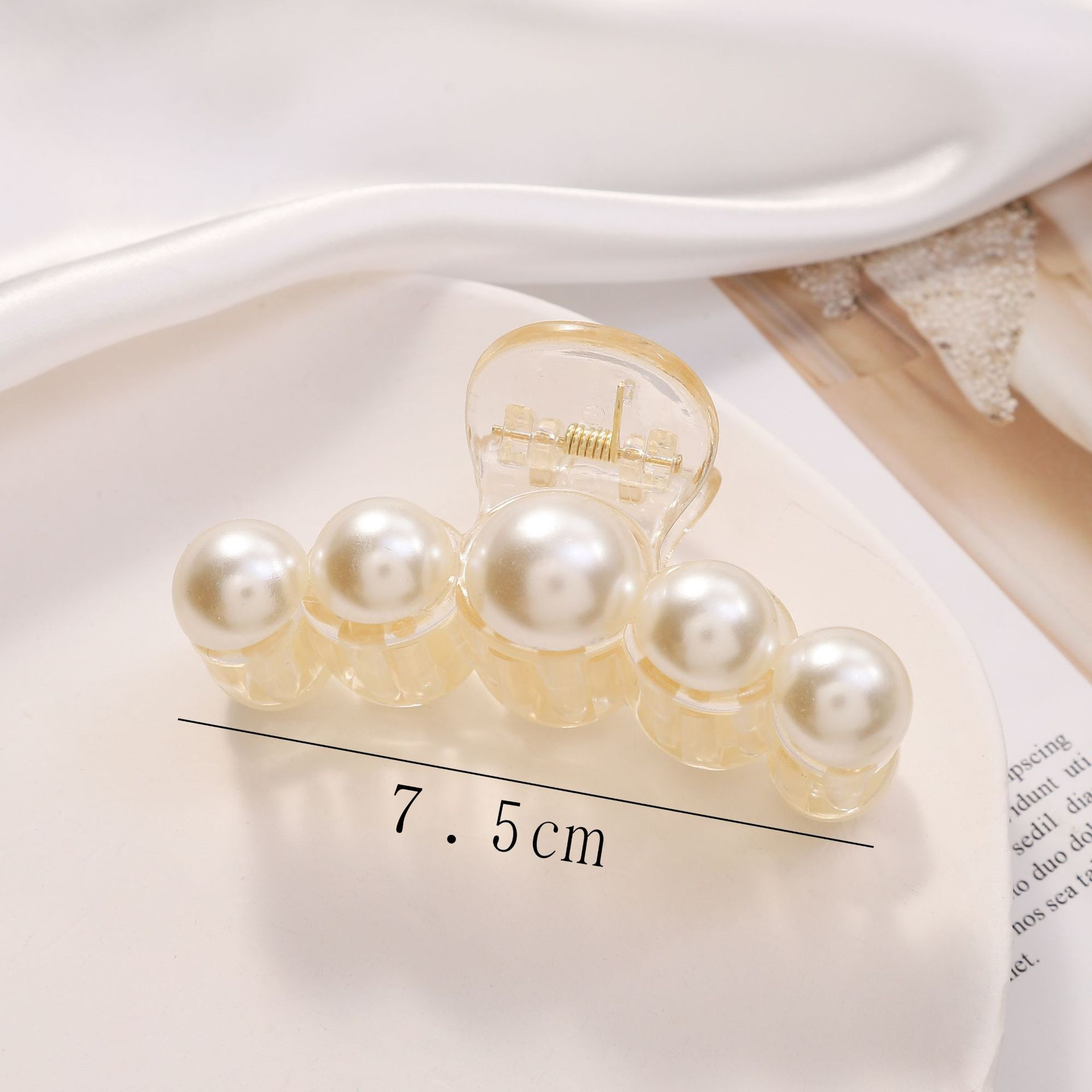 Fashion Geometric Square Heart Shape Arylic Imitation Pearl Hollow Out Hair Claws 1 Piece display picture 6