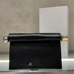 2025春夏の新型の小衆羊皮はチェーンの肩を持って高級な晩餐会を持って彫刻を包んで礼箱を持ちます。