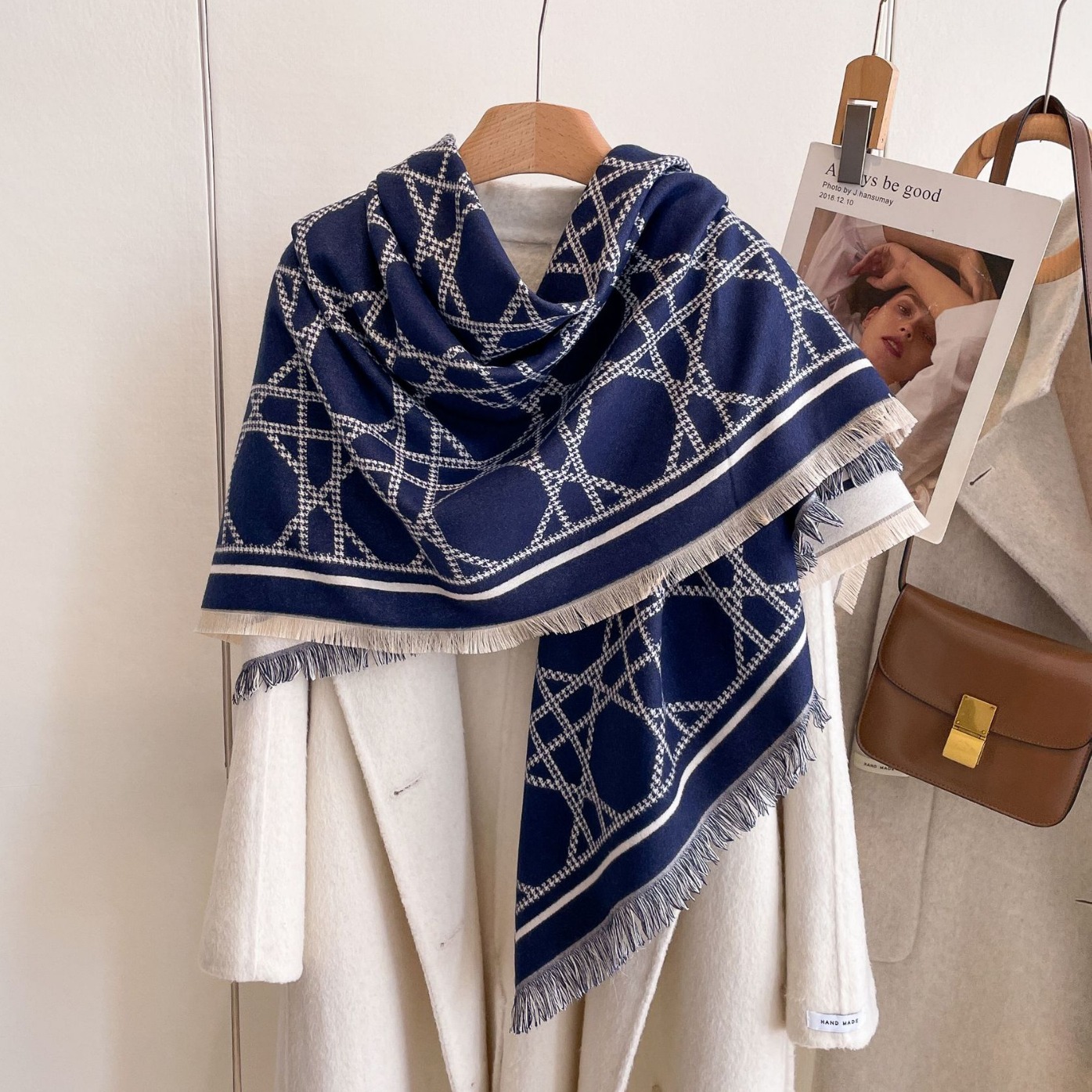 2024 moda europea y americana toallas cuadradas calientes mantas de aire acondicionado turísticas con un gran chal de otoño y invierno engrosado bufandas mujeres