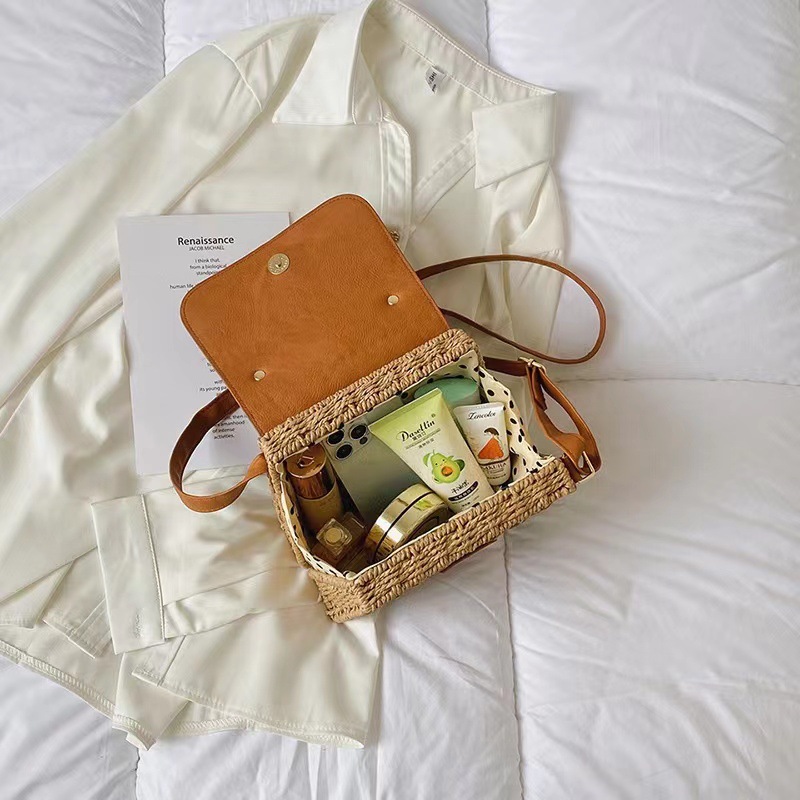 Bolsa de paja de diseño de nicho para mujeres 2023 nueva moda en línea popular bolsa de mensajero portátil pequeña bolsa cuadrada