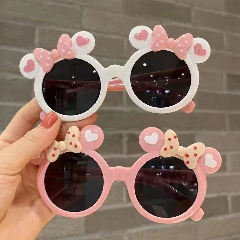 Cartoon cute children's sunglasses with bow