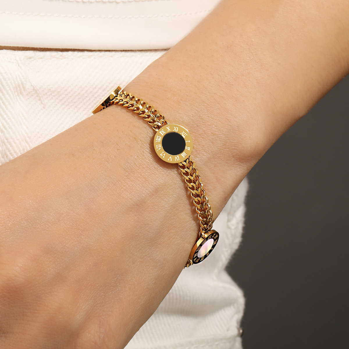 European and American Ins-Style Double-Row Cuban Chain Roman Letter Round Shell Titanium Steel Bracelet for Women, Light Luxury Niche Exquisite Bracelet