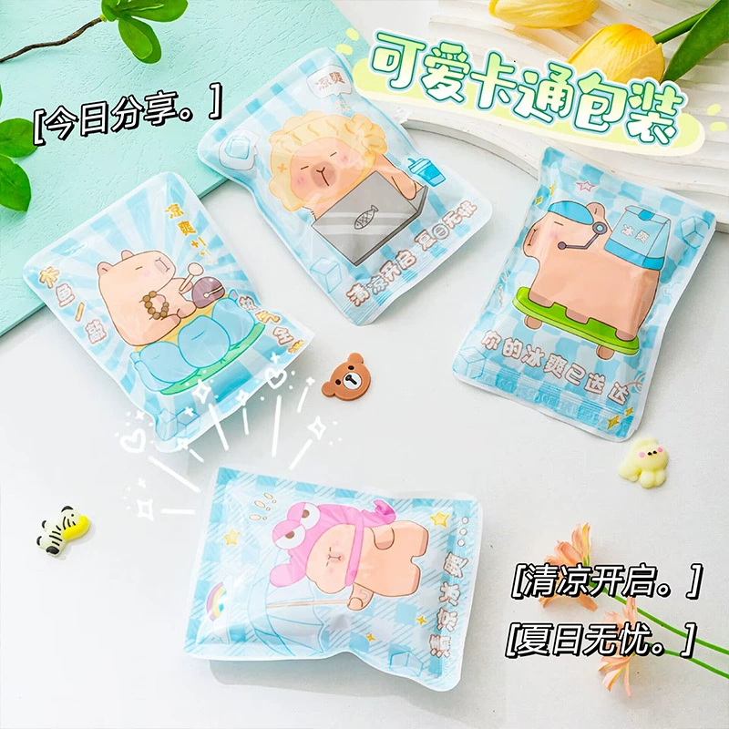 Милый мультфильм охлаждающий маленький пакет со льдом студенты стучат летом