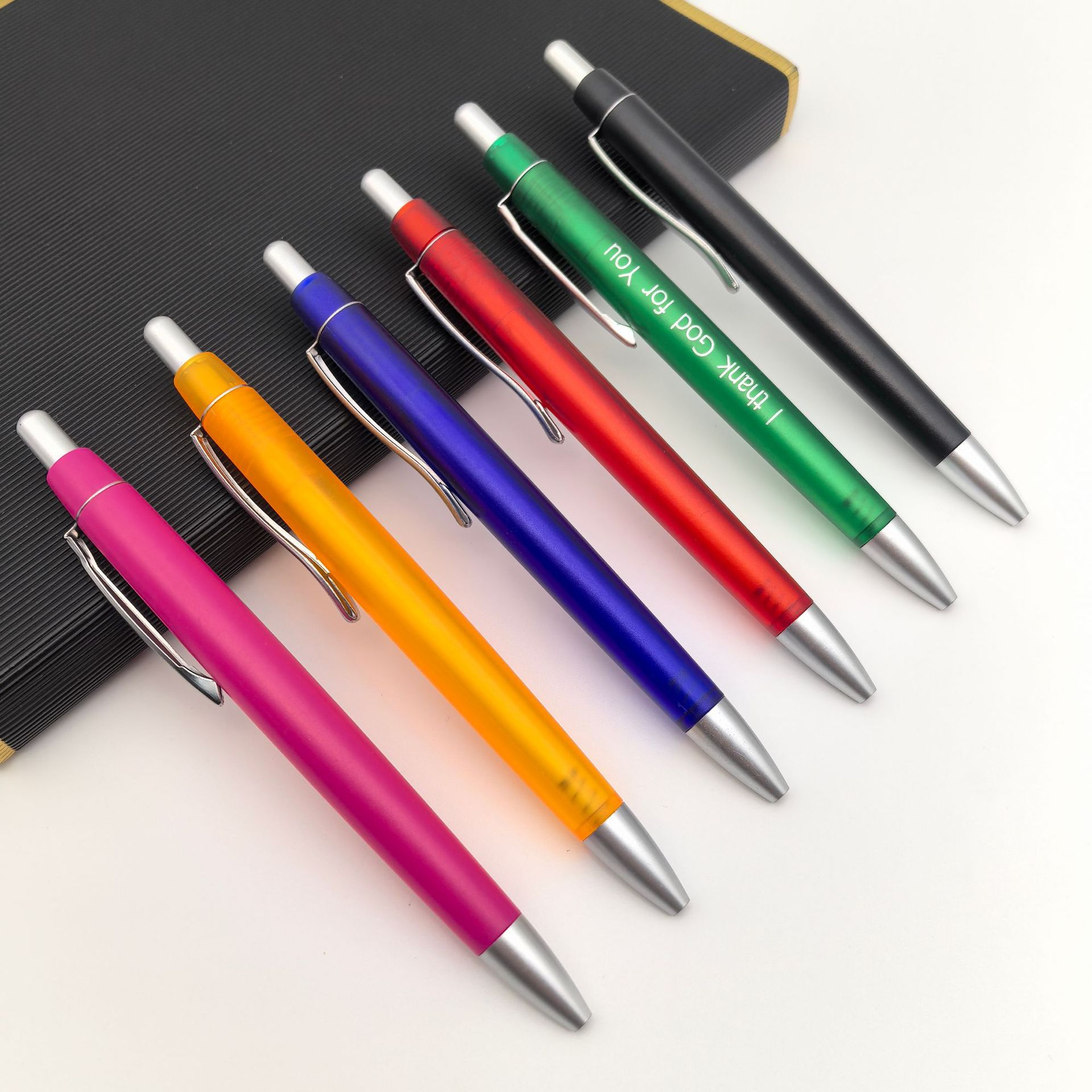 Presione el bolígrafo de publicidad transparente personalizado clips de corbata comerciales de hotel bolígrafo promocional personalizado logotipo de hotel