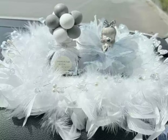adornos de automóviles blancos grandes plumas almohadilla antideslizante amor almohadilla de cuentas diosa adornos de automóviles regalos de vello corto