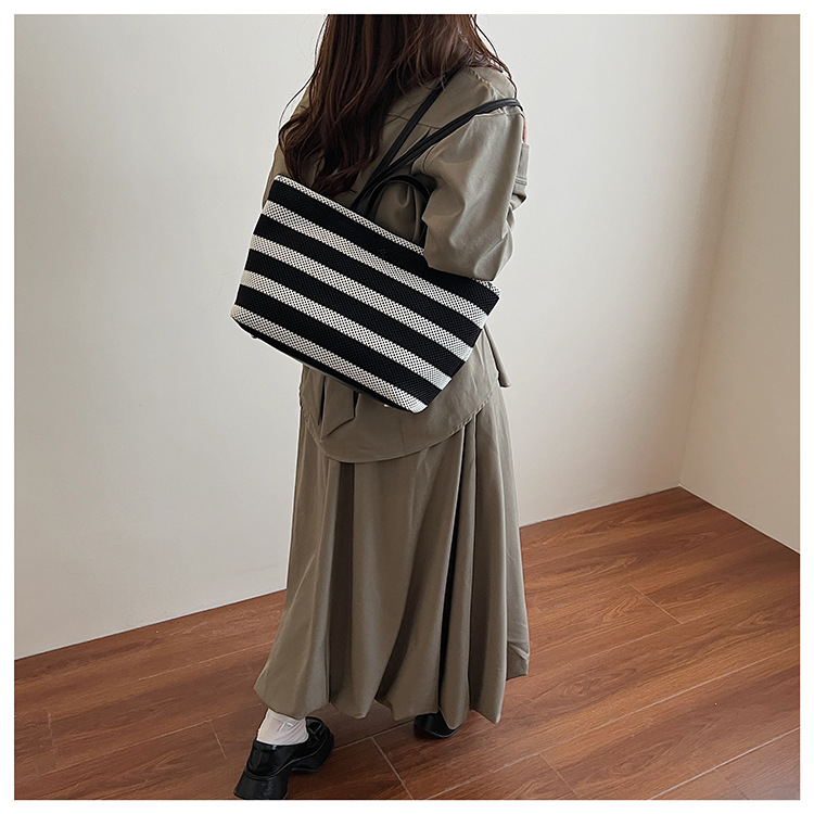 Fashionable large-capacity commuting bag for women 2025 new style, single-shoulder bag for going out to work, casual color-blocking tote bag undefined