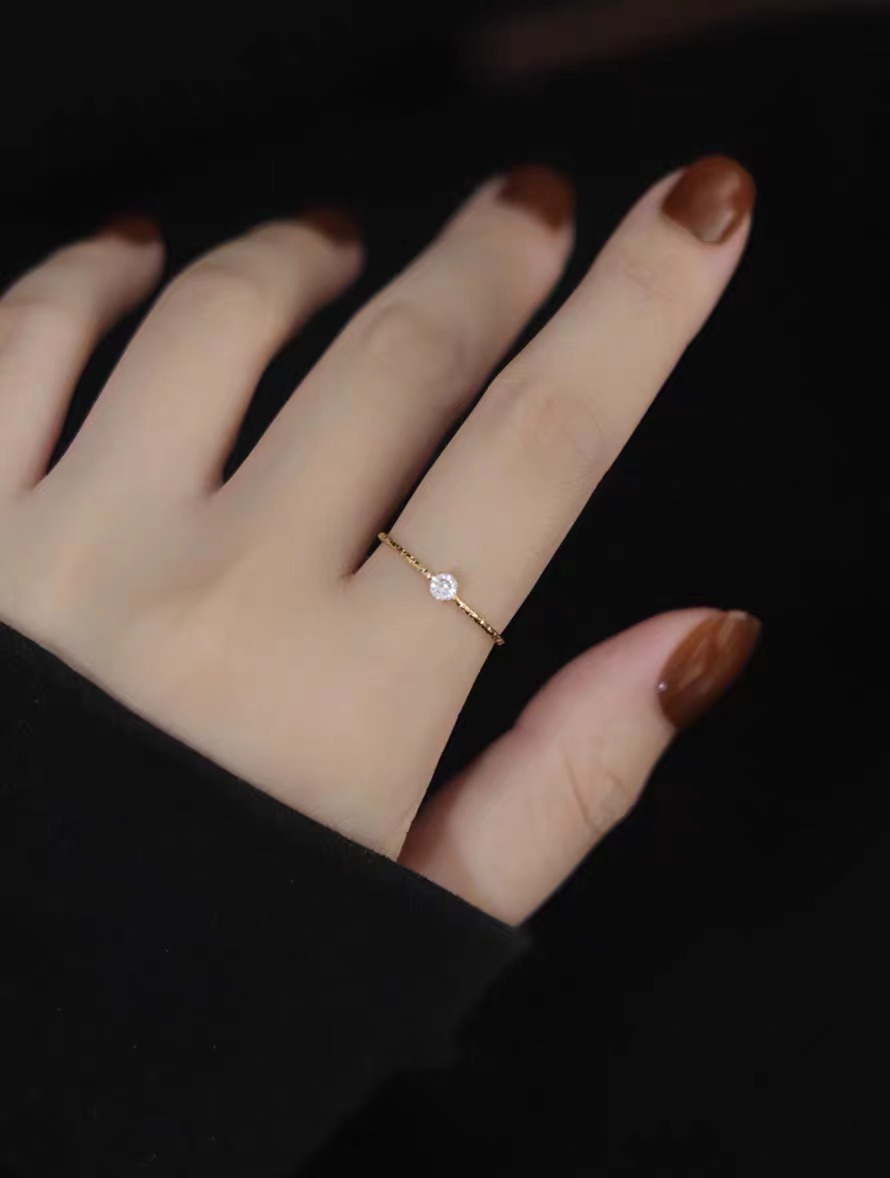 Anelli delicati impilabili bicolore, set di stratificazione in metallo misto di tendenza, fasce sottili minimaliste in oro e argento, simboli di stelle iniziali incisi, impilabili da 3 a 5 pezzi, moda_voghion.com