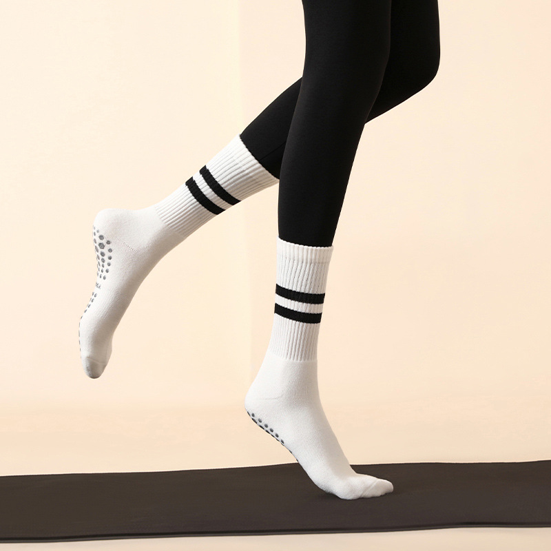 Calcetines de yoga profesionales al por mayor para mujer, calcetines deportivos de Pilates de algodón puro a rayas antideslizantes de longitud media, especiales para primavera, gruesos.
