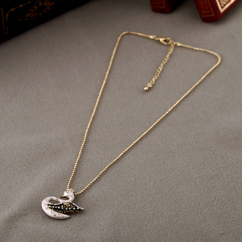 Simple Temperament Little Swan Necklace Niche Design Sense Clavicle Chain Autumn And Winter Long Sweater Chain Tide display picture 2