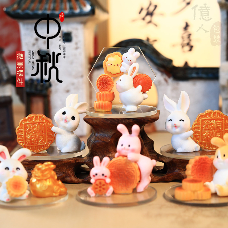 中秋節のウサギのかわいい漫画の微景はデスクトップの置物のギフトボックスの中秋のデパートの不動産の贈り物を飾ります。|undefined