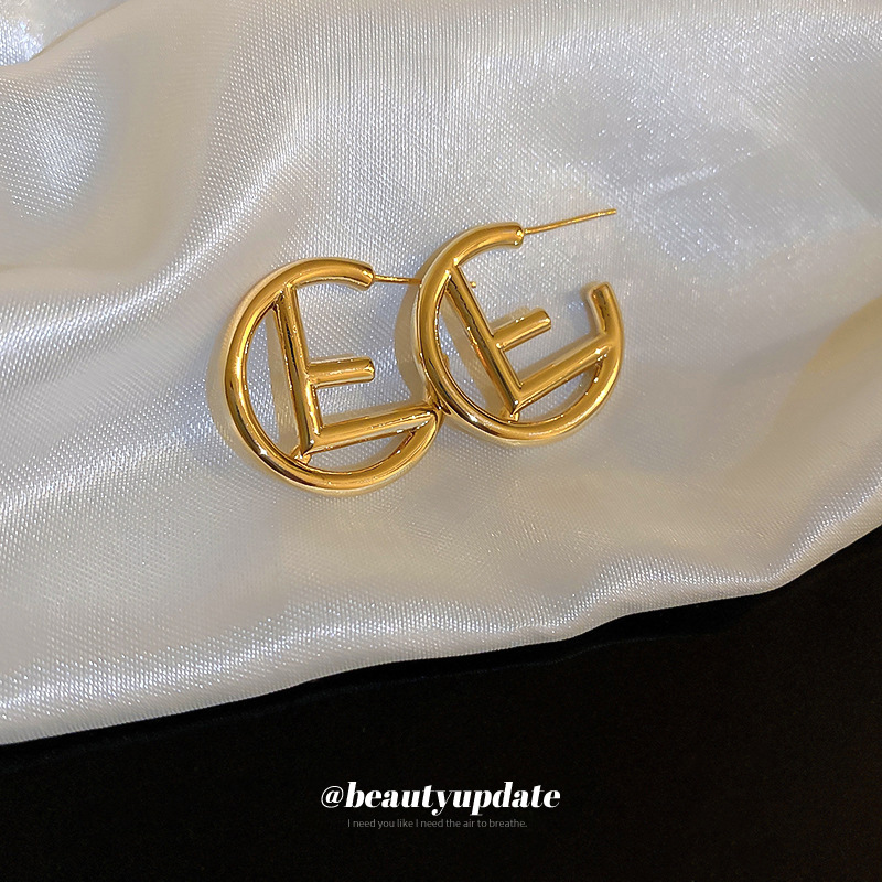 Aguja de plata carta hueco pendientes en forma de C diseño personalizado estilo metal pendientes nicho luz lujo de alto grado pendientes al por mayor