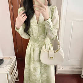 法式绿色泡泡袖长袖连衣裙女春季宫廷风垂坠感气质收腰长裙子
