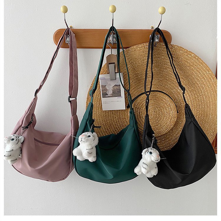 가을과 겨울 큰 가방 여성의 2022 새로운 유행 나일론 패브릭 질감 만두 가방 간단한 크로스 바디 초승달 가방 통근 겨드랑이 가방
