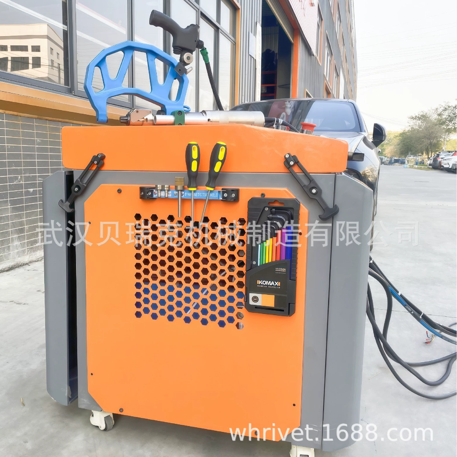 Самоперфорирующая заклепочная машина для электропроводки, сборочная линия шин Berwick, заклепки, угловые зажимы.