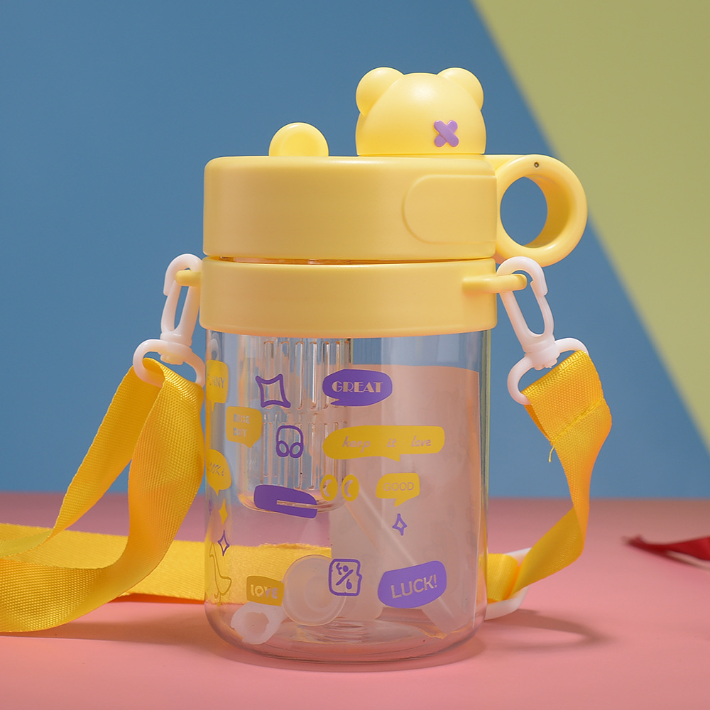 Taza de agua con diseño de cabeza de oso, taza de dibujos animados de gran capacidad, doble pajita para beber, taza deportiva con correa.