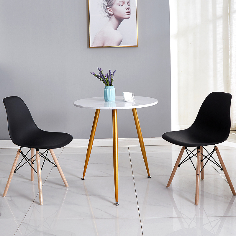 Negociación nórdica, recepción, combinación de mesas y sillas, balcón doméstico simple, mesa redonda pequeña de madera maciza, silla de tienda de té con leche de café