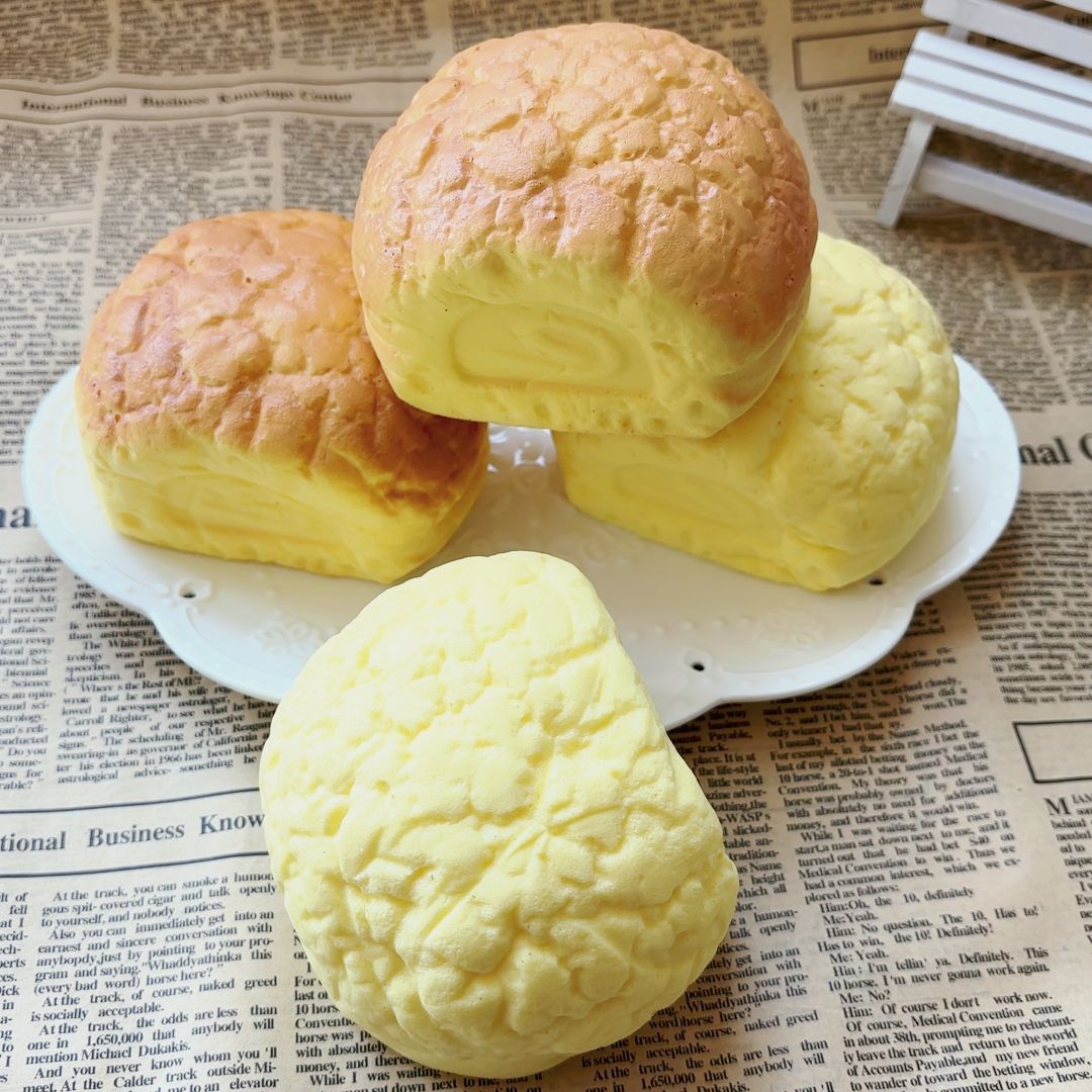 무작위 색상의 부드러운 퍼프의 느린 리바운드