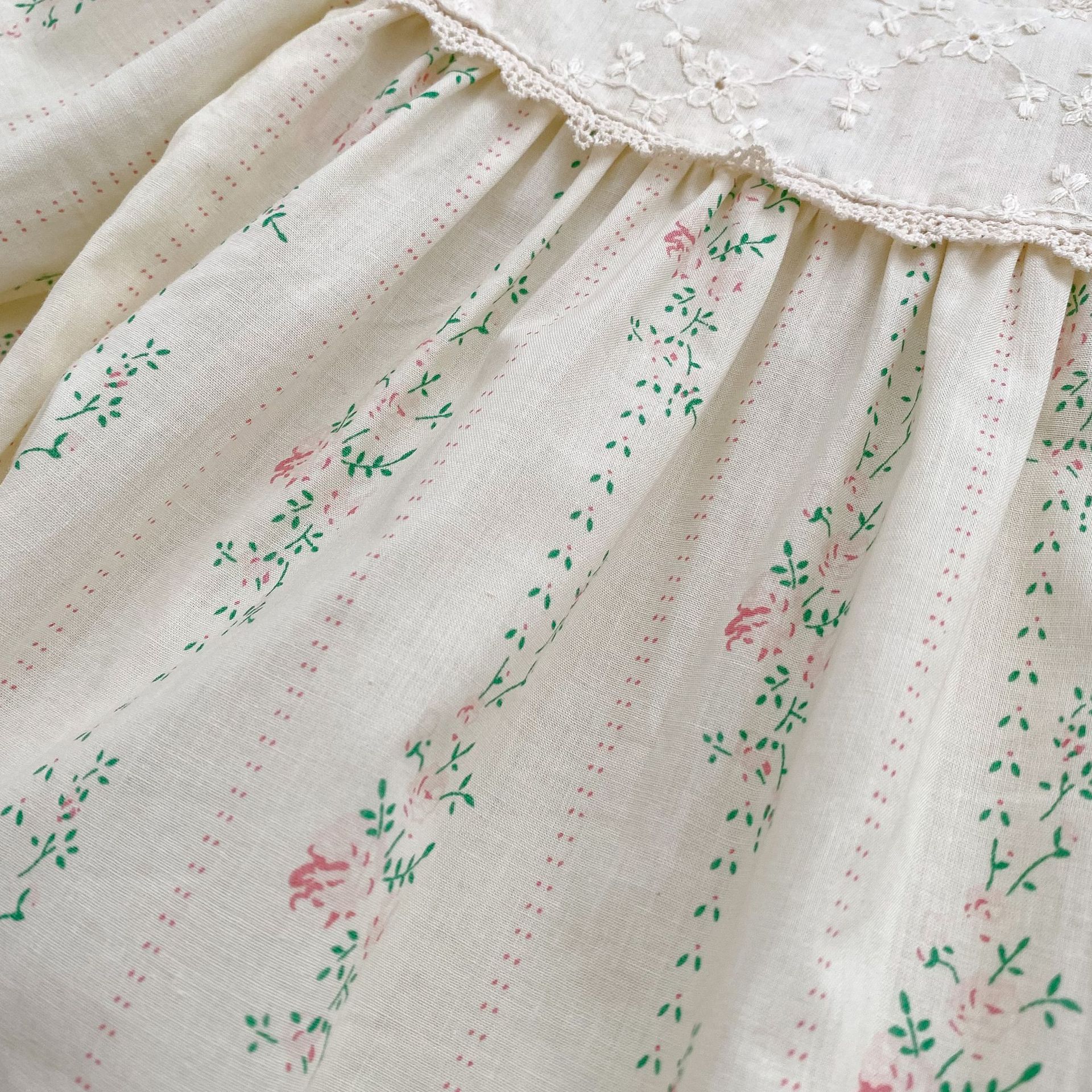 2024 primavera y otoño bebé de una pieza estilo pastoral pequeño mameluco floral de manga larga abrigo de culo femenino bebé de un año traje de escalada