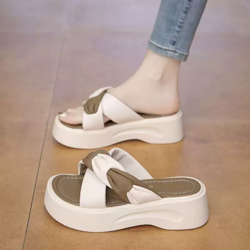 Мягкие кожаные тапочки на толстой подошве для верхней одежды, лето 2025, новая модная повседневная популярная пляжная обувь на платформе