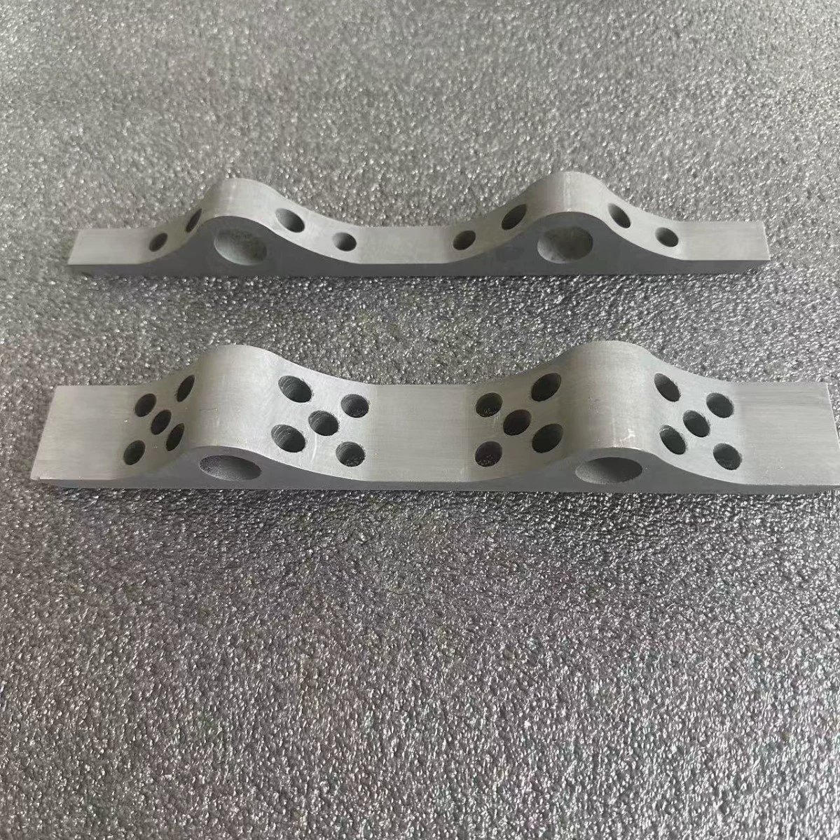 Производители поставляют высокочистые изостатические графитовые детали специальной формы с высокой термостойкостью, износостойкостью и длительным сроком службы.