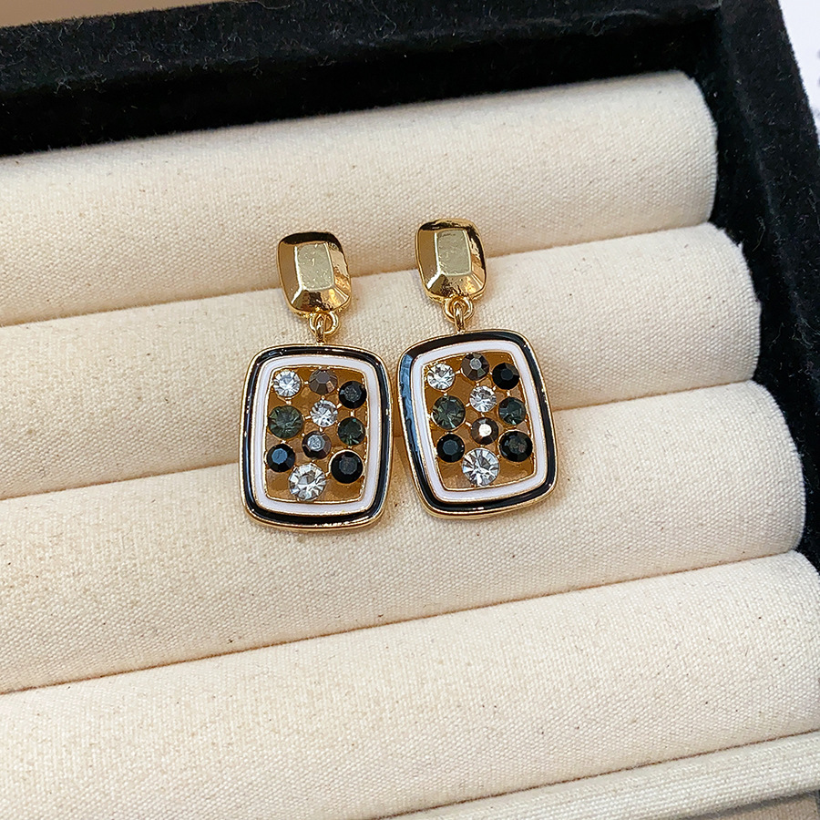 Pendientes de perlas asimétricas con cuernos de diamantes súper parpadeantes de plata Pendientes de nicho de viento frío femenino Pendientes de lujo ligero de alta calidad