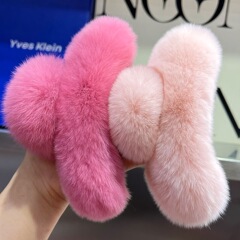 【超特大号】本物のウサギの毛の後頭部がネットの赤い超大型の毛のヘアピンをつかんでかわいい毛の髪飾りをつかんでいます。