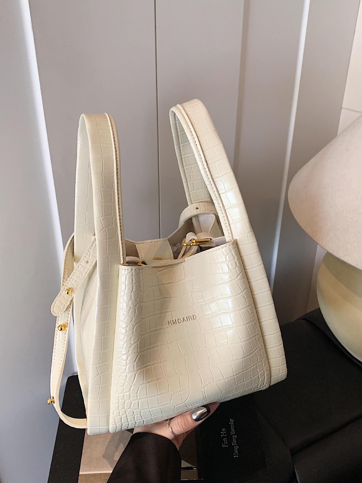 Bolso de cubo de mano de estilo explosivo con patrón de cocodrilo transfronterizo para mujer 2025 nuevo bolso de hombro con textura versátil bolso de mensajero súper caliente