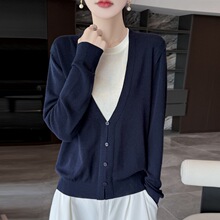 拼色针织衫宽松设计圆领羊毛精纺感女头假两件套2026打底秋冬新款