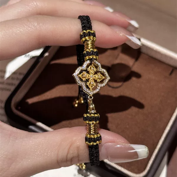Vintage Diamond-Encrusted Black Gold Cross Pendant Bracelet for Women, Light Luxury Old Money Style, Niche Design Hand Jewelry
