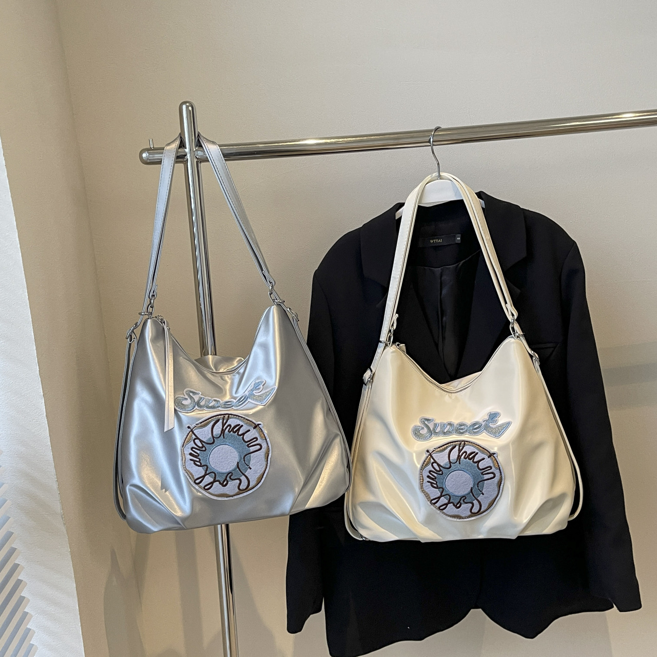 Trendy Multiple Back Methods Stor Kapacitet til Kvinder 2024 Nye Tasker Letter Pendler Skuldertaske Studenterygsæk_voghion.com