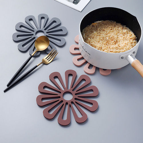 Creative Home Thickened Silicone Plum Blossom Shape Hollow Insulated Pot Mats Colorful Anti-Slip Coasters Bowl Mats Tableware Mats