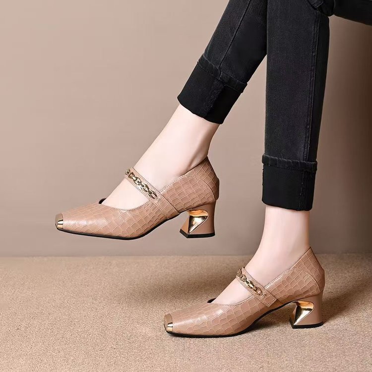 Cabeza cuadrada, boca superficial, zapatos de talón grueso para mujeres 2025, nuevo otoño de cadena de metal, cuero suave, zapatos de cuero de talón medio