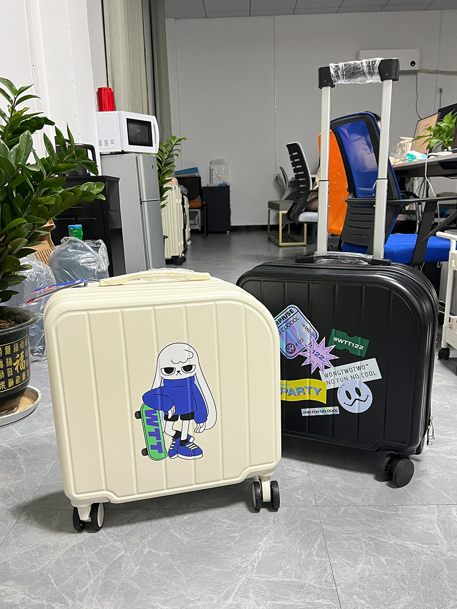 Patrón de logotipo personalizado de equipaje del fabricante Caja de carro de embarque de 18 pulgadas Impresión UV Graffiti Caja de regalo de la empresa para hombres y mujeres