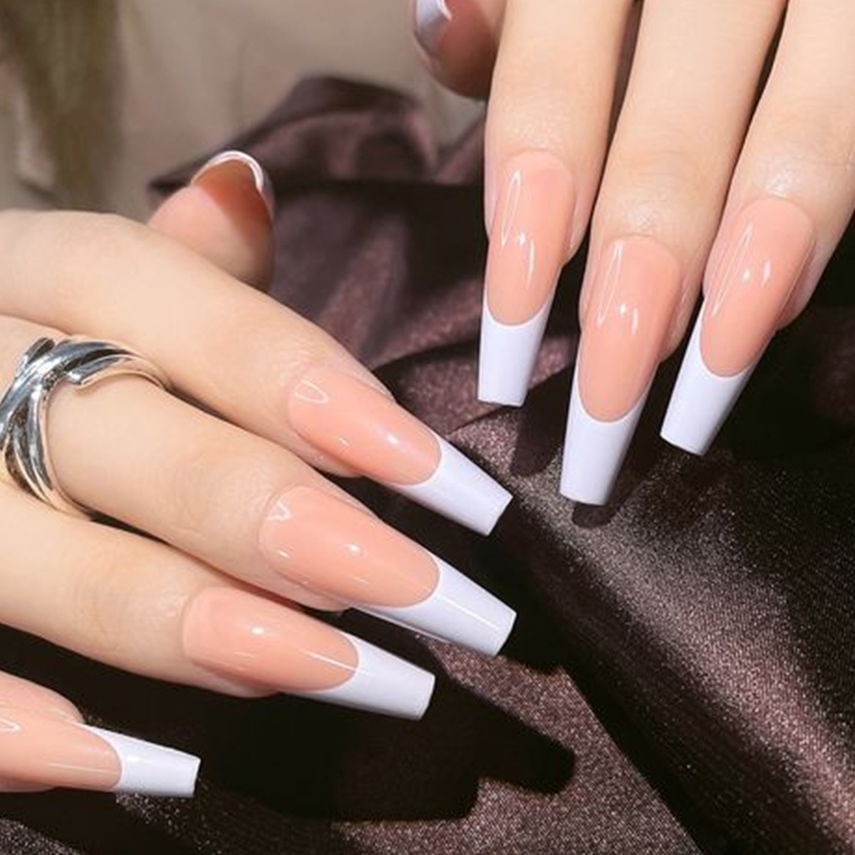 Uñas postizas de estilo francés populares transfronterizas, parches de uñas postizas largas, uñas postizas desmontables terminadas de fábrica.