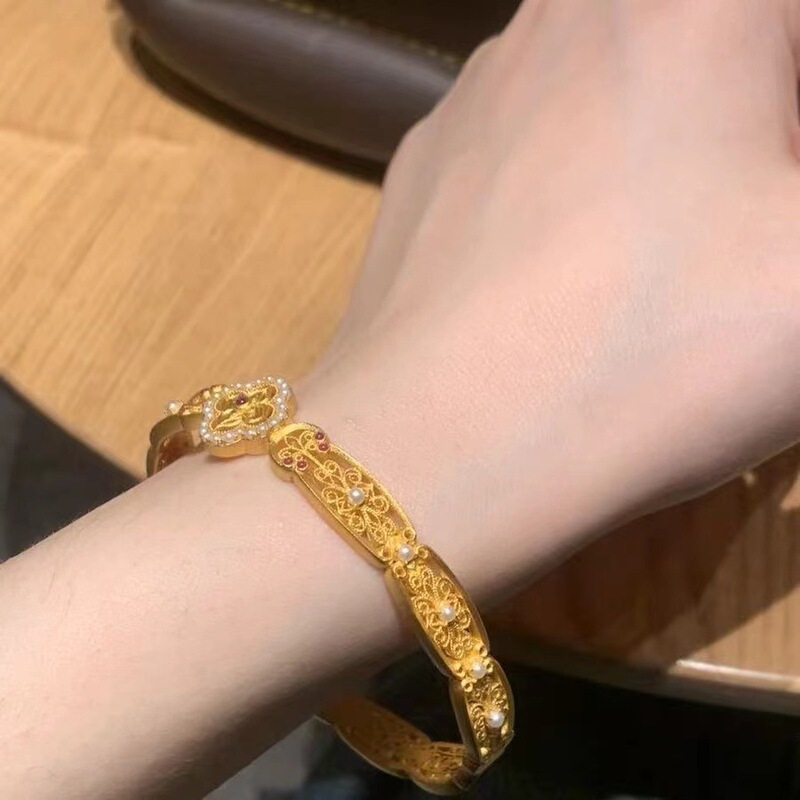 小紅の同じタイプの花の糸の腕輪の金色の軽くて豪華な百合の女性の型の素年錦の時のブレスレットの高級感のアクセサリーの装飾品の手は飾ります。|undefined