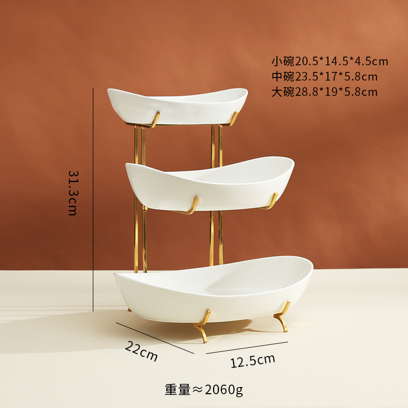 デザート台の展示棚に飾られた結婚式のケーキトレーの下のお茶の多層お菓子皿の冷たい食事の休憩台の誕生日|undefined