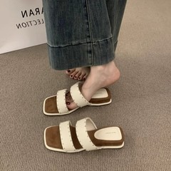 フランスのレトロなリベットは、小さな坂とスリッパを持っています。