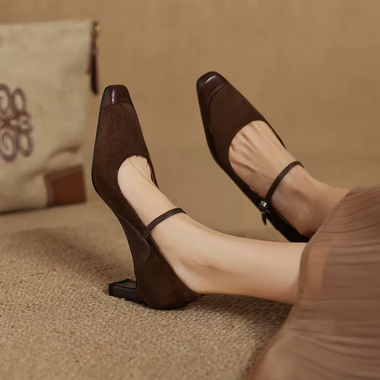 Ретро квадратная голова толстый каблук сшитая одна обувь женский 2024 кожаный рот с диким темпераментом Мэри Джейн на высоких каблуках