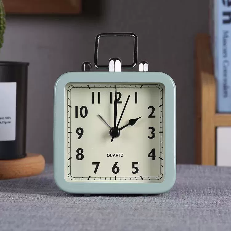 Фабрика прямой моды Простой пластиковый квадратный ретро маленький будильник Спальня прикроватный немой электронный будильник