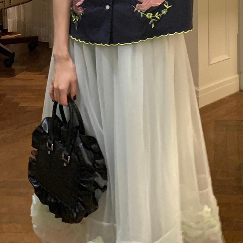 La celebrità di Internet Mona ha la stessa borsa a tracolla piccola e quadrata plissettata in pizzo scuro, nuova tendenza_voghion.com