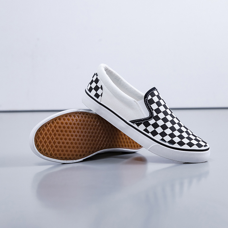 Hombres y mujeres zapatos de lona a cuadros negros y blancos de primavera 2026 nuevos zapatos deportivos casuales de estudiantes de estilo coreano tablero de ajedrez zapatos de skate para parejas